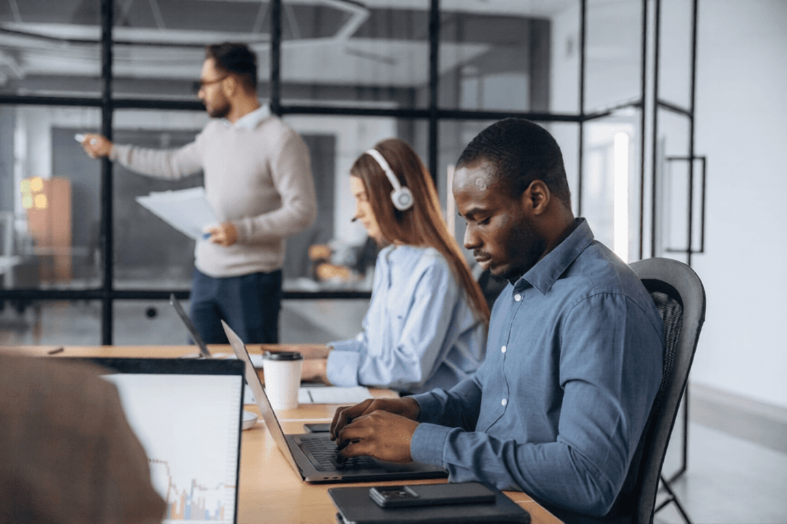 Klantenservice medewerker met headset bij ConnectInn